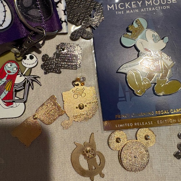 Lot of Disney collectible pins from parks & lanyard 50th & Tinkerbelll & jumbo ✨ - Picture 5 of 8